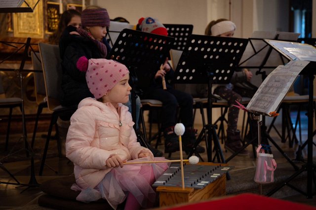 Kinder musizieren bei der Sternstunde in Bergern